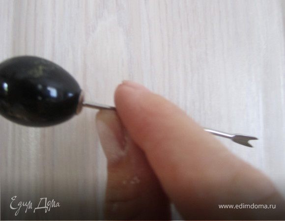 пока не было професиолнального инструмента, делала вот такой шпажкой для оливок.)
