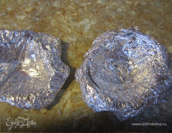 Из фольги сделать подставки для цветков.