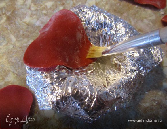 Серединку листика смазать водой(немножко, чтобы листик не поплыл).