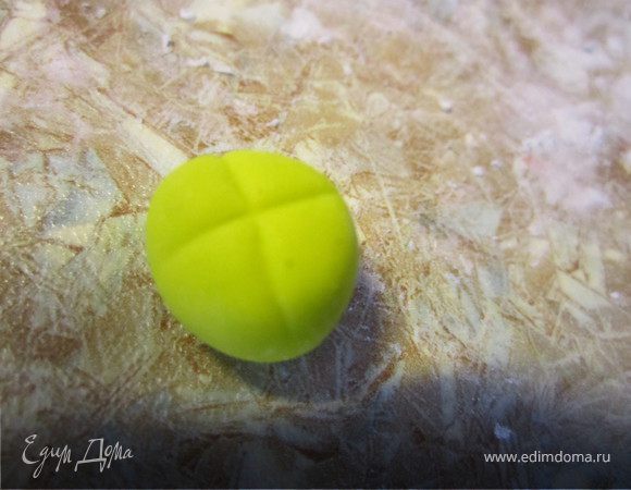 Делаем серединку цветка.
Из желтой мастики сделать такой шарик.