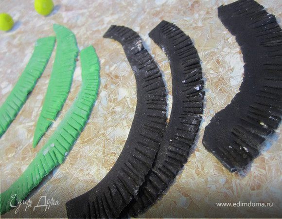 По одному краю мастики сделать надрезы, получится как бахрома.