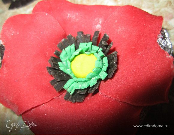 Срединку цветка немного смазать водой и уложить сердцевинку цветка.