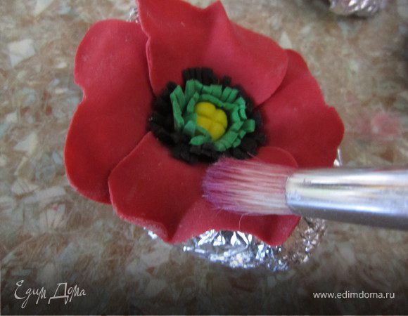 Смахнуть, кисточкой, остатки пудры.