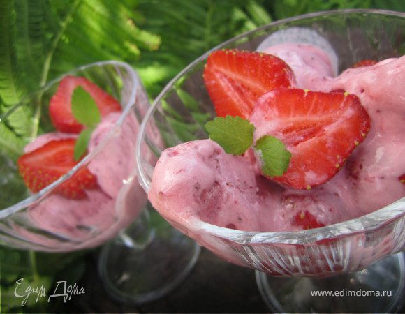 Перед подачей, примерно за 15-20 минут, достать из морозилки, чтобы мороженое немного отошло. 
Разложить по креманкам. 
Украсить по желанию.
Приятного Вам аппетита.)!