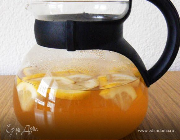 Приготовить чай и остудить. Добавить апельсиновый сок, порезанные фрукты и дать немного постоять. Затем добавить сахар (по желанию), поставить на пару часов в холодильник. Затем налить чай в стакан и можно наслаждаться!