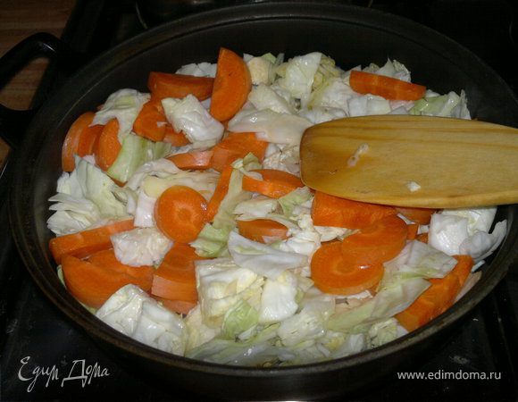 режем морковь круглешками или полукольцами и отправляем к капусте