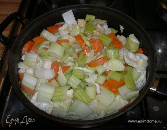 далее шинкуем сельдерей и отправляем всё туда же на сковородку