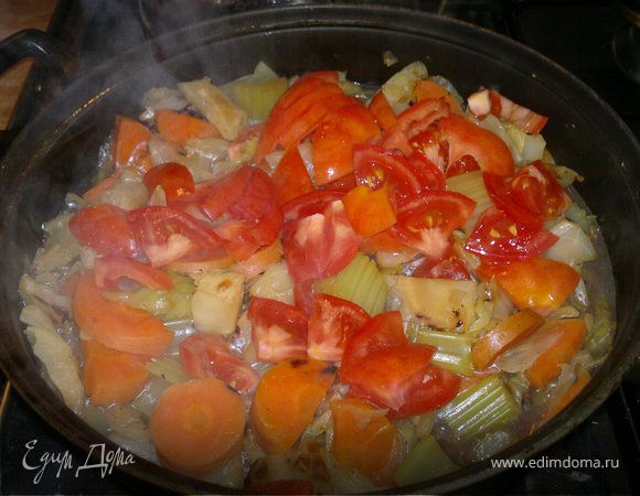 затем добавляем нарезаные полукольцами помидоры и тушим еще минут 7