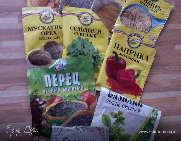 ну а теперь добавляем зеленый лук, укроп, петрушку и специи