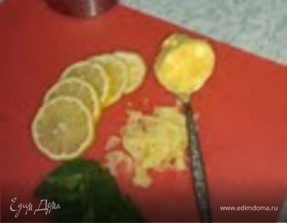 Корень имбиря очистить и тонко нарезать или натереть. Лимон порезать, с веточек мяты собрать листочки. Все сложить в жаростойкую посуду и залить 800 мл кипятка. Пить горячим.