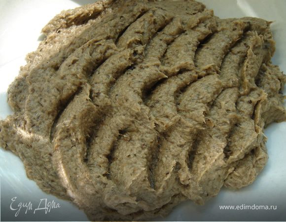 Грибы и лук порезать и обжарить на растительном масле.Посолить.Затем смолоть в блендере в пюре.Можно воспользоваться мясорубкой. 