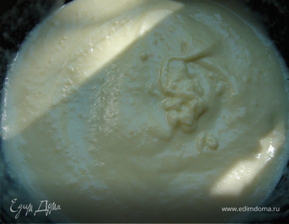 Приготовить соус бешамель.Для этого на сковороде растопить сливочное масло.Затем высыпать в него муку и хорошо всё перемешать.В получившуюся массу небольшими порциями влить сливки и хорошо перемешать.Посолить,поперчить.Соус должен загустеть до состояния жидкой сметаны.Немного остудить.