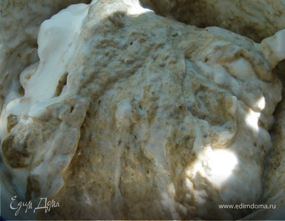 Разогреть духовку до 180*С.Яйца разделить на желтки и белки.
В грибное пюре добавить соус,а затем и желтки.Хорошо перемешать.Охлаждённые белки взбить с щепоткой соли в крепкую пену.Аккуратно ввести белки в грибную массу,перемешивая снизу вверх.