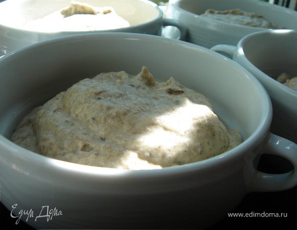 Выложить суфле в заранее подготовленные формы(у меня суповые пиалки).Если вы планируете подавать суфле на праздничный стол в качестве закуски,то воспользуйтесь силиконовыми формами или маленькими креманками.На противень поставить формы,затем аккуратно вылить под них воду.