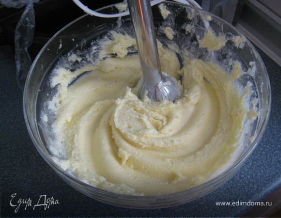 Муку просеиваем с разрыхлителем.Сливочное масло комнатной температуры взбиваем с сахарной пудрой до гладкой массы.