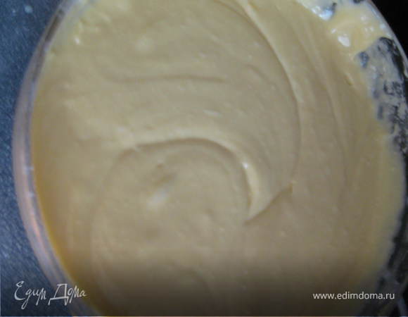 Далее по ОДНОМУ добавляем яйца каждый раз тщательно взбивая смесь блендером.