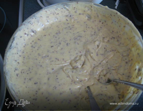 Добавляем в тесто натертый на крупную терку или дробленный ножом шоколад и перемешиваем.