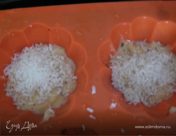 Наполняем формочки для маффинов на 2/3 и густо посыпаем кокосовой стружкой.