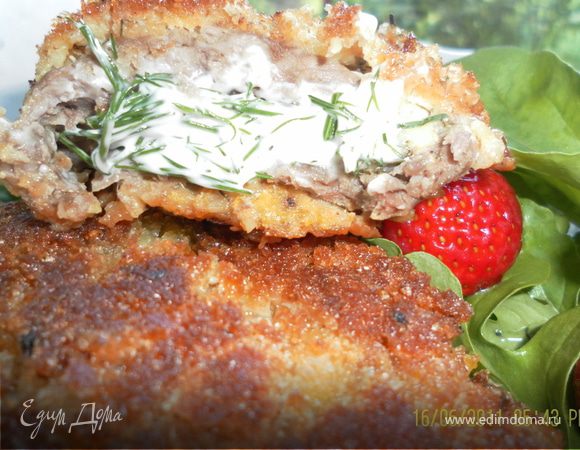 а теперь на одну отбивную выложить немного начинки накрыть второй,обвалять в приправе,затем во взбитых яйцах и сухарях,обжарить до золотистой корочки с двух сторон и довести до готовности в духовке,я это делала в рукаве для запекания при 200градусах 15 минут!