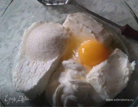 Все кроме муки выложить в миску и хорошо перемешать.
Постепенно добавлять муку по ложке продолжая перемешивать до нужной консистенции.