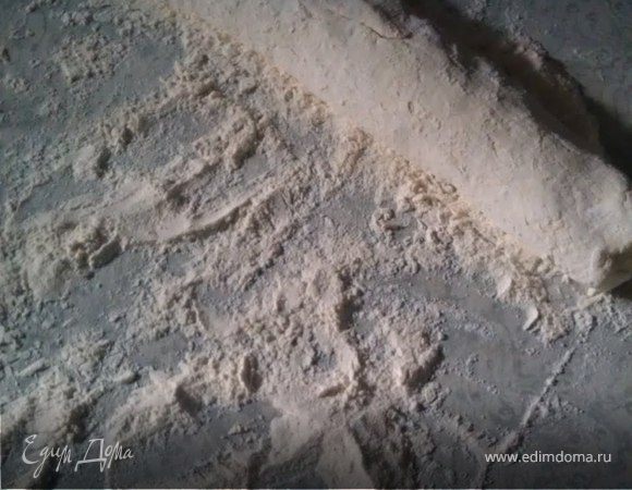 На присыпанную мукой рабочую поверхность выложить получившуюся массу и придать форму колбаски.