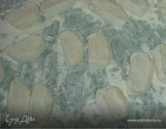 Затем нарезать острым ножом на ломтики 1,5 -2 см толщиной и обвалять в муке придавая форму готовых сырников.