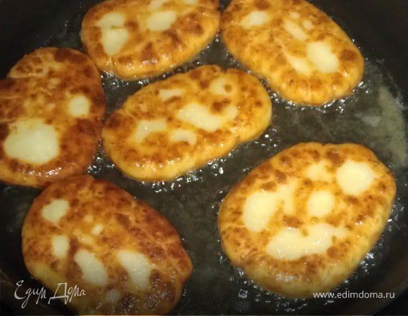 Обжарить в разогретом растительном масле до  золотистого цвета с двух сторон. Переложить на салфетку чтобы впитался лишний жир.

Подавать со сгущенкой, киселем или кому что нравиться.
Приятного аппетита. 