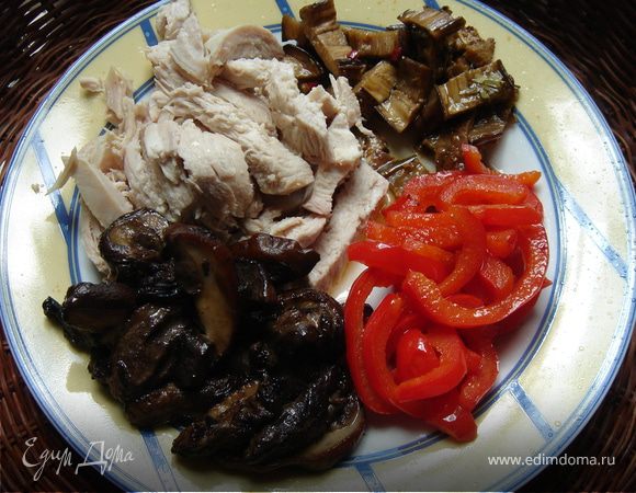 Баклажан нарезать на брусочки засыпать солью на несколько минут,затем обмыть соль под водой,отжать и обжарить на растительном масле с тимьяном и перцем чили.Грибы и болгарский перец также нарезать и обжарить по отдельности.