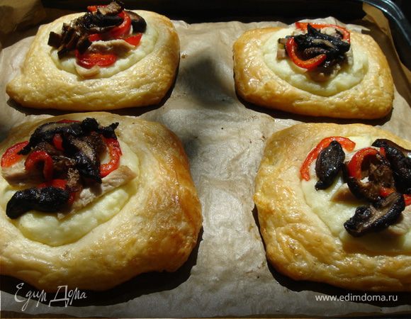 Выпекать при t 200*С до готовности(ок. 20-25 мин).Перед подачей посыпать ватрушки зеленью(лук,укроп).Приятного аппетита!