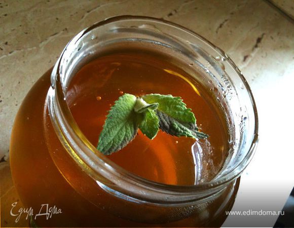 Переливаем в баночки, даем остыть и отправляем в холодильник. Сироп получается янтарного цвета, с изумительным ароматом и вкусом.