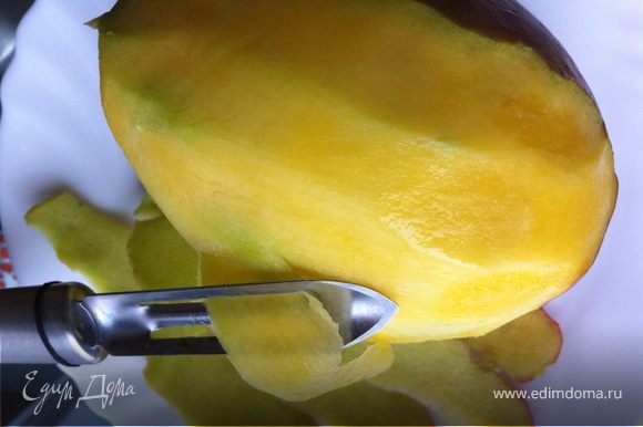 Манго вымыть и очистить. Далее с помощью овощечистки нарезать половину манго тонкими длинными ломтиками, а другую половину кубиками.