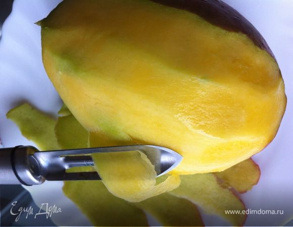 Манго вымыть и очистить. Далее с помощью овощечистки нарезать половину манго тонкими длинными ломтиками, а другую половину кубиками.