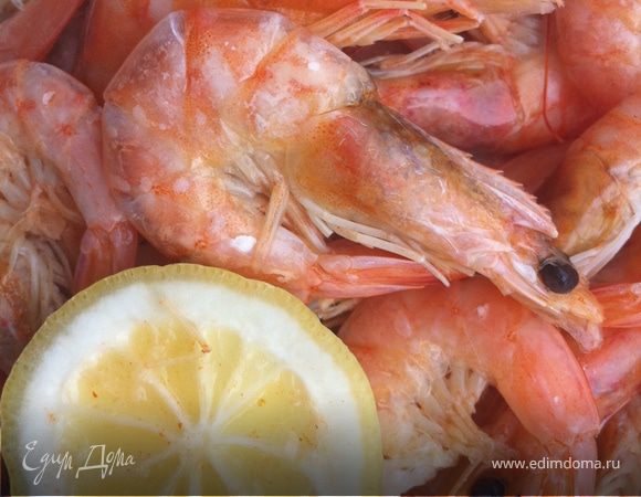 Креветки отварить в подсоленной воде с долькой лимона до готовности. Очистить.