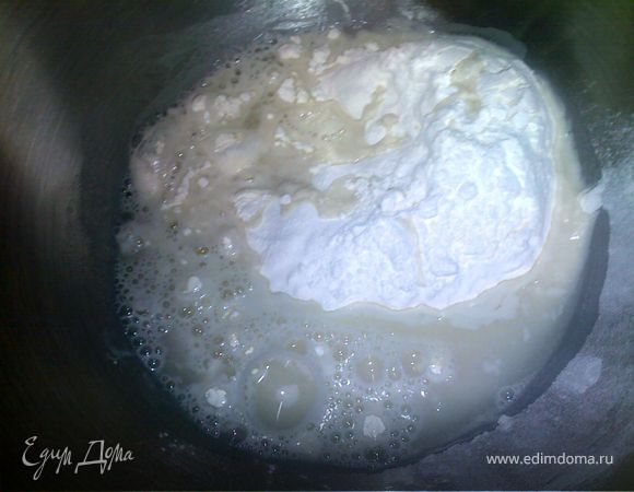 муку смешать с теплой водой, чтобы получилось эластичное и не липкое тесто. Дать немного постоять, а тем временем займемся цыпленком.