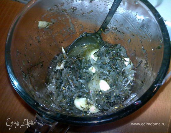 снять кожуру с лимона, и измельчить ее, перемешать с тимьяном, шалфеем и чесноком( у меня шалфей сухой) а по рецепту должно быть все свежее. Добавить масло, соль и перец. Я добавила еще памело, только мякоть. Все немного подавить (чеснок не весь) и перемешать.