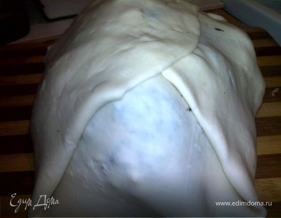 раскатать тесто, примерно толщиной 5мм, положить цыпленка, свернуть конвертиком (чтобы воздух не проходил). Дать постоять 5 минут. Положить в разогретую духовку и готовить 1 час при температуре 220С.