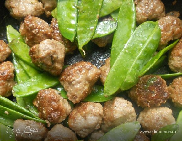 К готовым фрикаделькам добавить горошек, прогревать минуты 2-3, огонь выключить.***красивого вида ради я предварительно слил всю жидкость (т.к. последние 5 минут готовил фрикадельки с добавлением воды), и только потом добавил горошек***