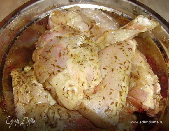 Курицу вымыть, обсушить, нарезать на небольшие кусочки.. Тщательно натереть полученной смесью приправ, уложить в кастрюлю под крышку и поставить в холодильник на 3-4 часа..