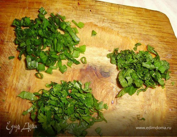 Приступаем к приготовлению мятного соуса: Берем нарезанную кинзу, лук и листья мяты...