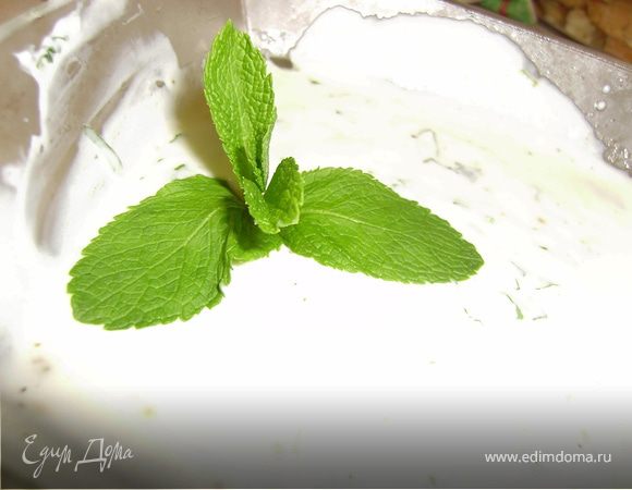 Все ингредиенты для соуса и тщательно перемешиваем, солим и перчим по вкусу...Перед подачей к курице охладить... 