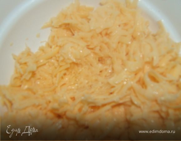 Отделяем желток от белка. Сыр натираем на терке и смешиваем с белком и разрыхлителем.