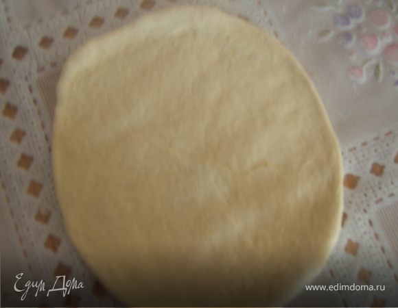 тесто делим на 12 частей и каждую раскатываем в небольшую лепешку