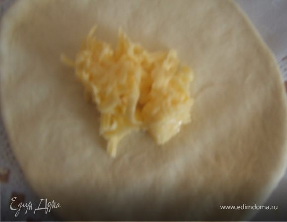 На середину каждой лепешки кладем начинку