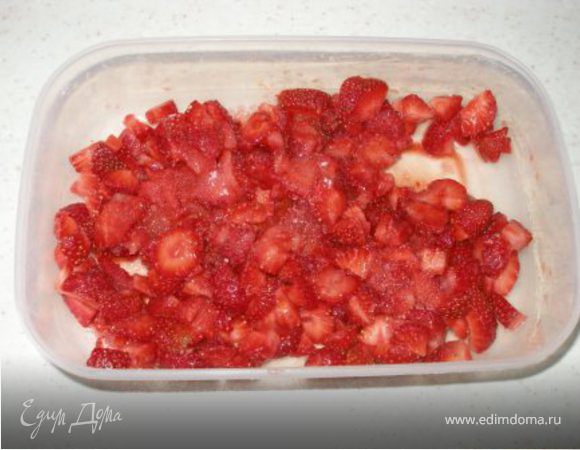 Клубнику смешиваем с лимонным соком и 2 ст.л. сахара. 