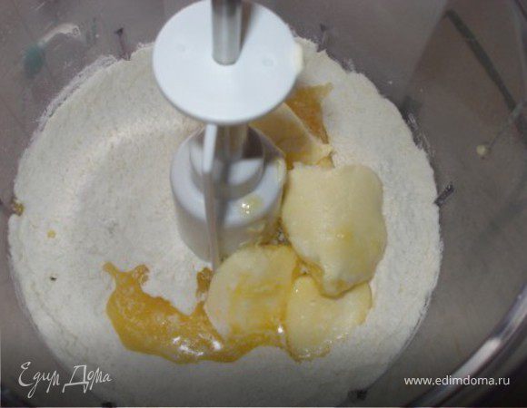 В муку добавить масло, хорошо перемешать. Продолжая помешивать, понемногу вливаем сливки.