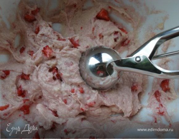 Добавляем в тесто клубнику. Аккуратно перемешиваем. 