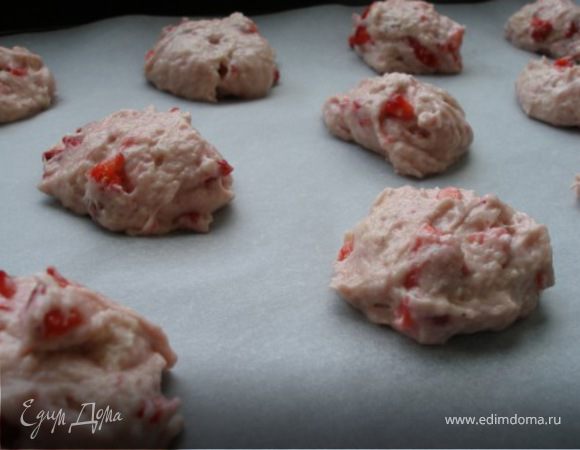 С помощью  ложки для мороженого выкладываем тесто на форму, застеленную пергаментом. 