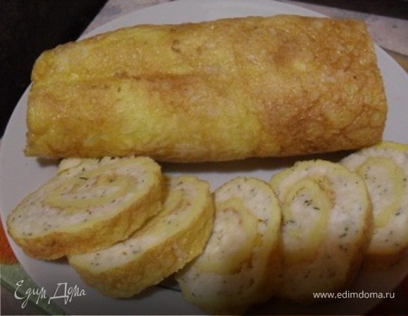 Распределить готовую начинку по омлету, свернуть рулетом.Завернуть рулет в пищевую пленку и убрать в холодильник на 1 час.После, порезать на кусочки и подать к столу.