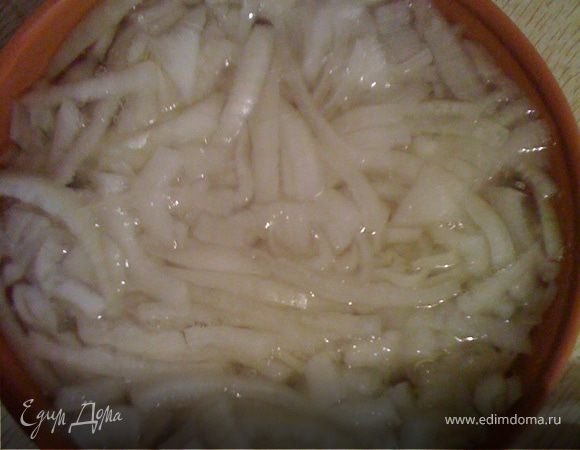 Чистим лук, режем полукольцами. Заливаем кипятком на пару часов, в кипяток добавляем уксус.