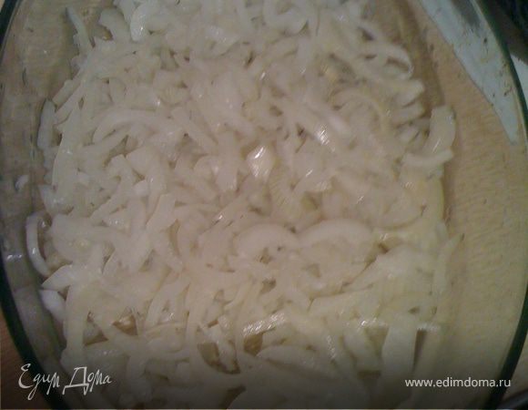 Вымоченный лук отжимаем выкладываем им первый слой. 